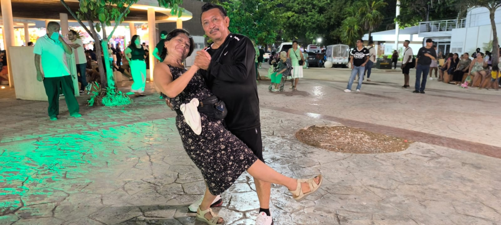 Adultos de la tercera edad de Cancún se reúne cada domingo a bailar en el parque Las Palapas.