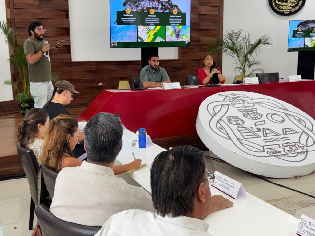 Integrantes del Comité de Arbolado de Playa del Carmen durante su instalación.