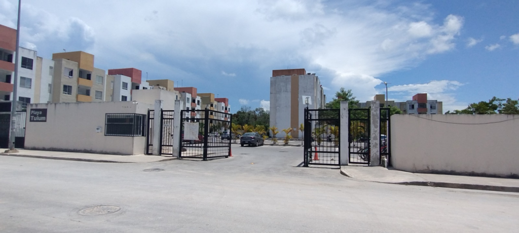 Así se forman las planchas de cemento en Playa del Carmen por falta de arbolado.