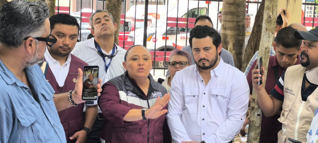 CFE explica a vecinos las causas de los apagones de Playa del Carmen.