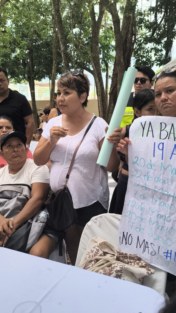 CFE explica a vecinos las causas de los apagones de Playa del Carmen.
