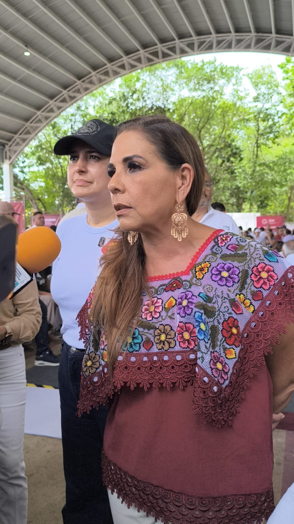 CFE explica a vecinos las causas de los apagones de Playa del Carmen.