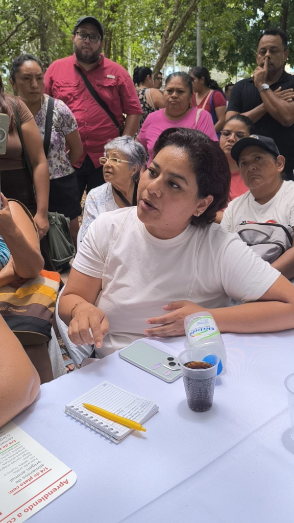 CFE explica a vecinos las causas de los apagones de Playa del Carmen.