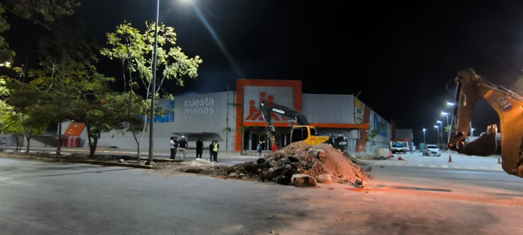 CFE explica a vecinos las causas de los apagones de Playa del Carmen.