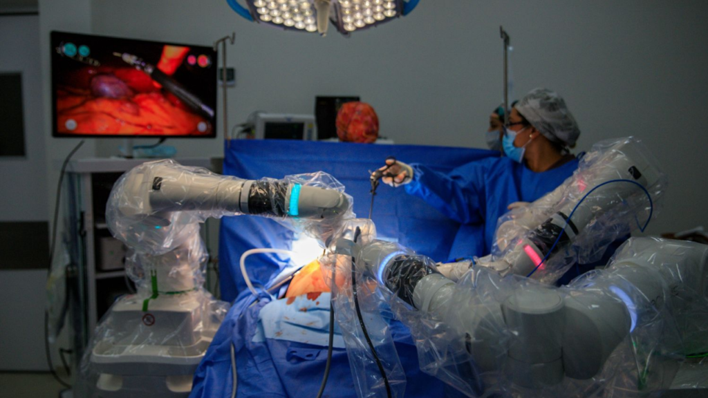 Personal médico del Hospital General de Cancún realiza la primera cirugía con robot en Quintana Roo.