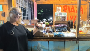 Artesanos de La Plaza de Playa ofrecen descuentos en sus productos durante septiembre