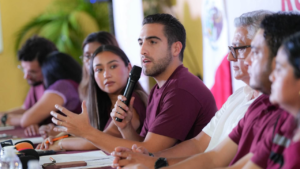 Gino Segura ofreció una rueda de prensa junto con la dirigente estatal de Morena, Johana Acosta.