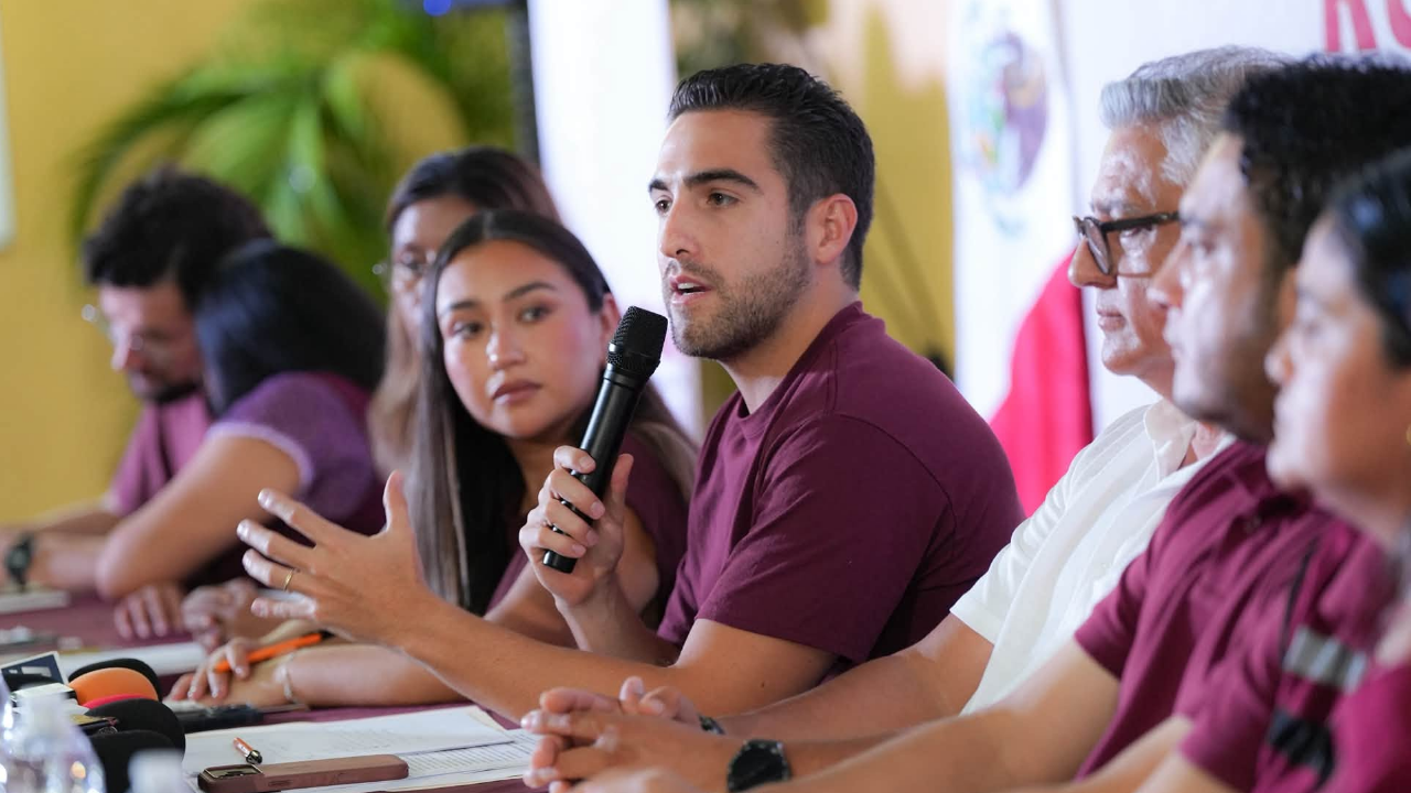 Gino Segura ofreció una rueda de prensa junto con la dirigente estatal de Morena, Johana Acosta.