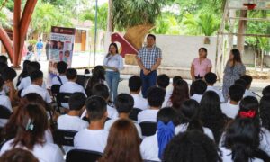 Previenen embarazo adolescente con plática en secundaria de Othón P. Blanco