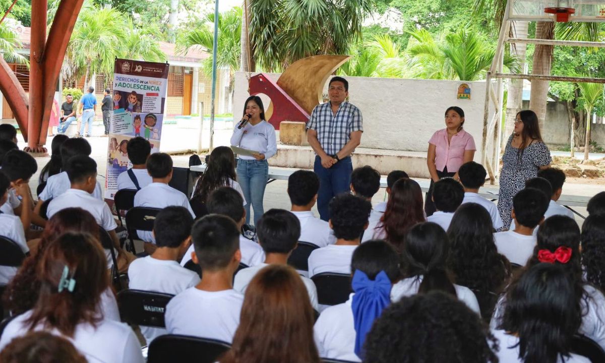 Previenen embarazo adolescente con plática en secundaria de Othón P. Blanco