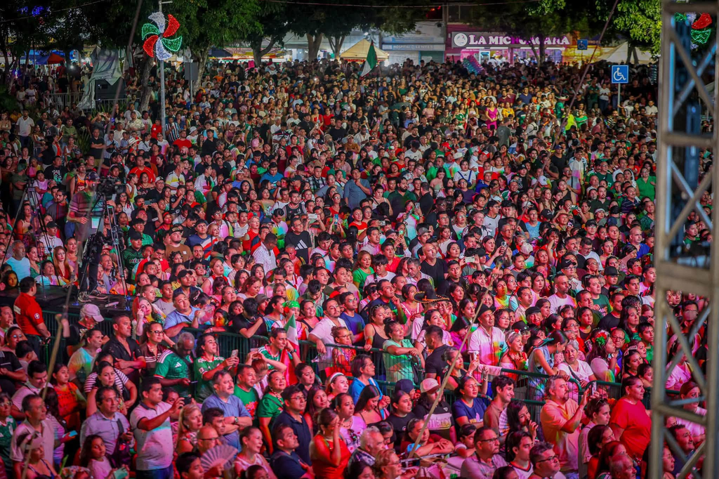 El Grito de Independencia 2026 en Cancún contó con un espectáculo de 200 drones y el concierto de Lucero y Mijares.