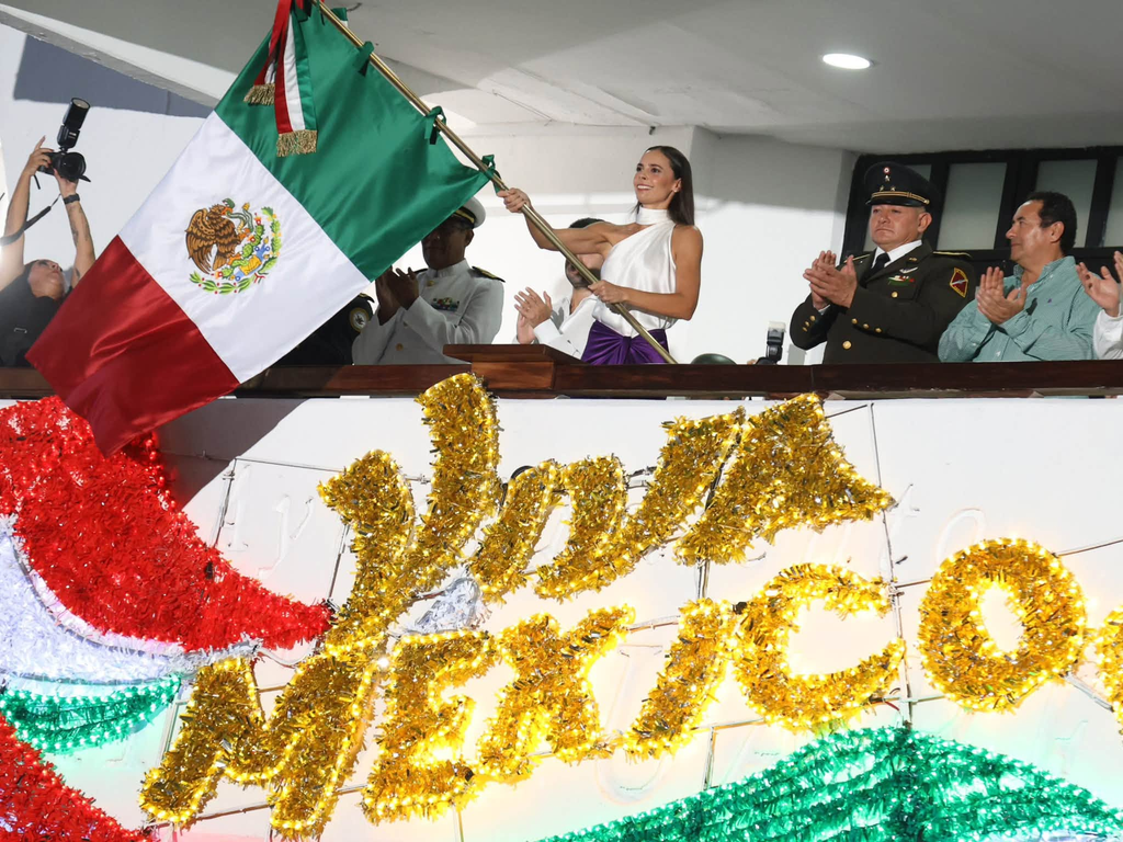 El Grito de Independencia 2026 en Cancún contó con un espectáculo de 200 drones y el concierto de Lucero y Mijares.