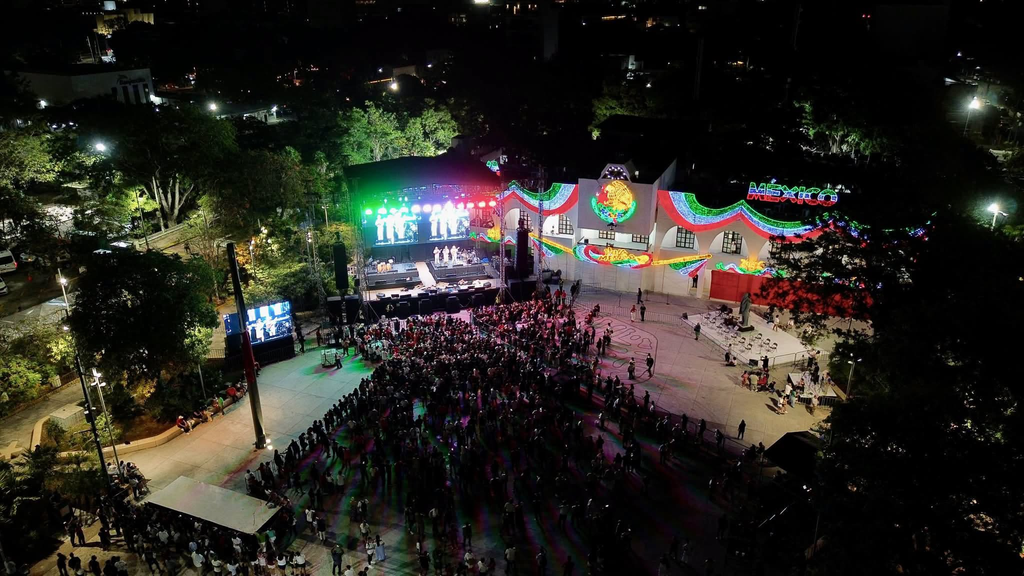 El Grito de Independencia 2026 en Cancún contó con un espectáculo de 200 drones y el concierto de Lucero y Mijares.