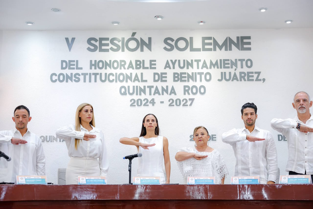 Durante la Quinta Sesión Solemne se entregó el Segundo Informe de Gobierno de Ana Paty Peralta al Cabildo de Benito Juárez.