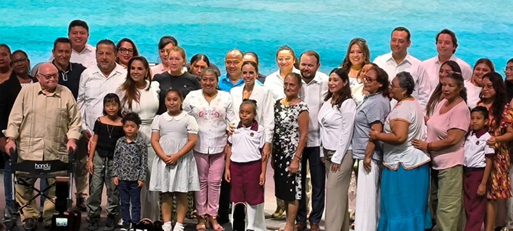 El Segundo Informe de Gobierno de Ana Paty Peralta se presentó en el Teatro de la Ciudad de Cancún.