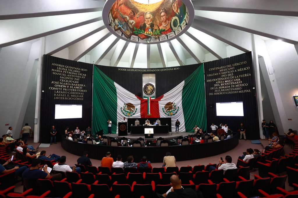 Analizan iniciativa de salud integral y reforma contra el acoso digital en Quintana Roo.
