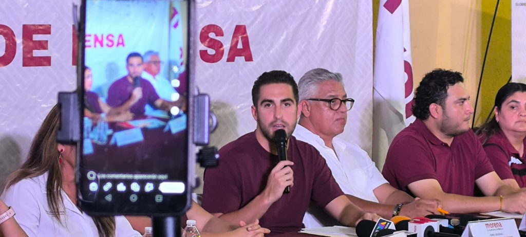 Gino Segura ofreció una rueda de prensa junto con la dirigente estatal de Morena, Johana Acosta.