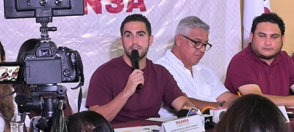 Gino Segura ofreció una rueda de prensa junto con la dirigente estatal de Morena, Johana Acosta.