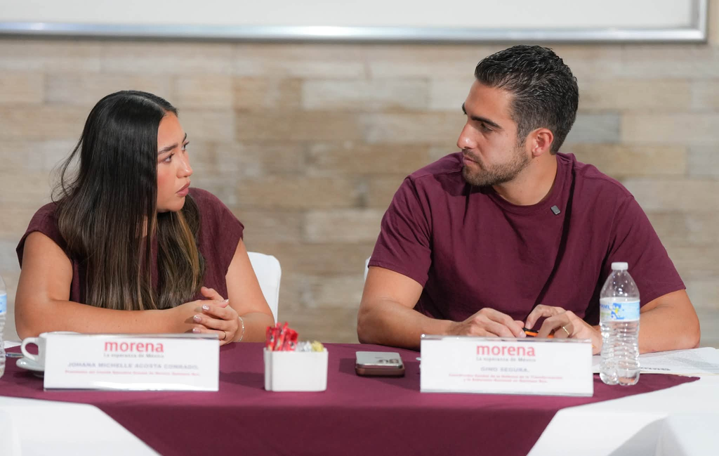 Gino Segura ofreció una rueda de prensa junto con la dirigente estatal de Morena, Johana Acosta.