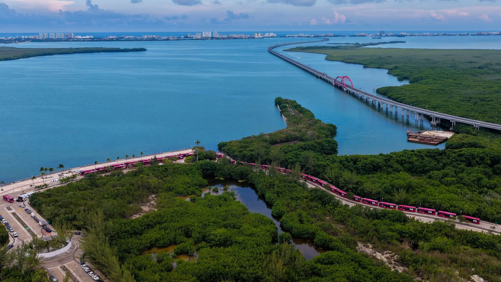 La Ruta 27 Puente Nichupté en Cancún inició operaciones con unidades Taruk equipadas con tecnología de punta.