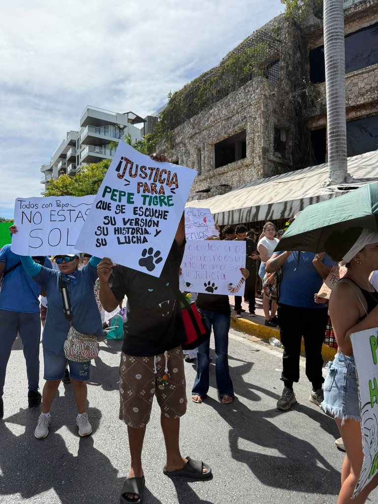 La manifestación a favor de Pepe Tigre en Cancún se realizó frente a su antiguo restaurante en la Zona Hotelera.