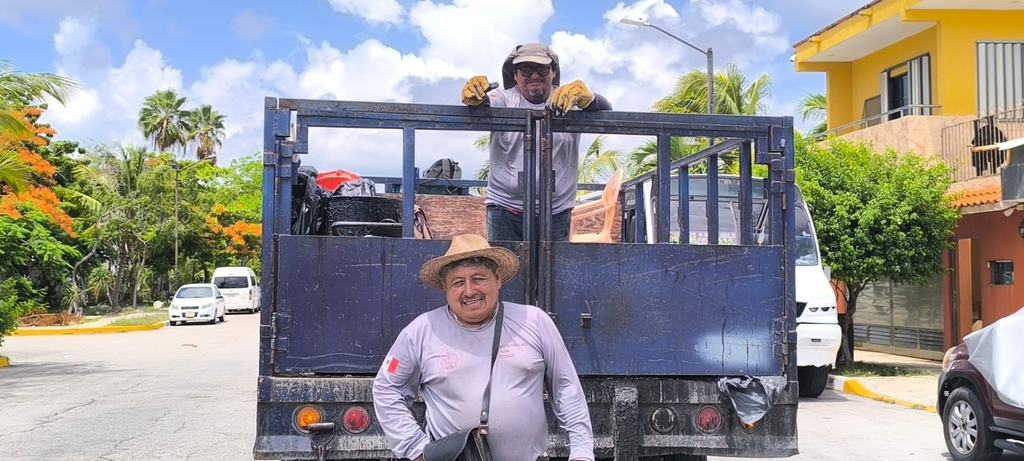 Huacho, trabajador de Servicios Públicos en Playa del Carmen, lleva más de 20 años dedicado al bacheo de calles.
