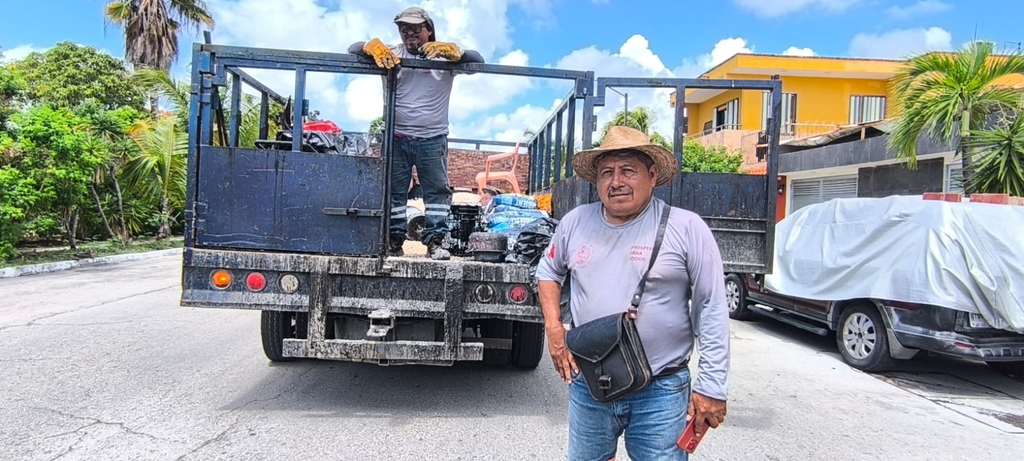 Huacho, trabajador de Servicios Públicos en Playa del Carmen, lleva más de 20 años dedicado al bacheo de calles.