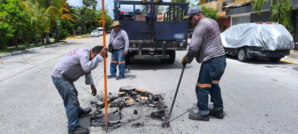 Huacho, trabajador de Servicios Públicos en Playa del Carmen, lleva más de 20 años dedicado al bacheo de calles.