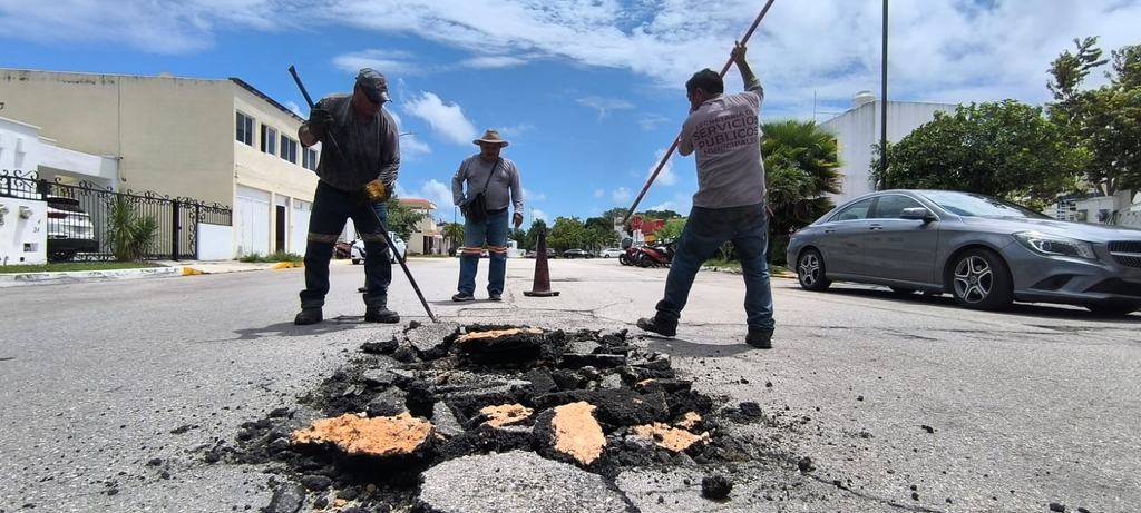 Huacho, trabajador de Servicios Públicos en Playa del Carmen, lleva más de 20 años dedicado al bacheo de calles.