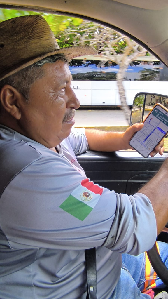 Huacho, trabajador de Servicios Públicos en Playa del Carmen, lleva más de 20 años dedicado al bacheo de calles.