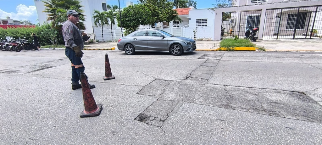 Huacho, trabajador de Servicios Públicos en Playa del Carmen, lleva más de 20 años dedicado al bacheo de calles.
