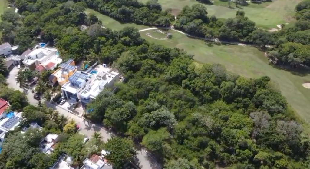 Desarrollos inmobiliarios clausurados en Playacar habrían continuado su construcción, según imágenes de dron.