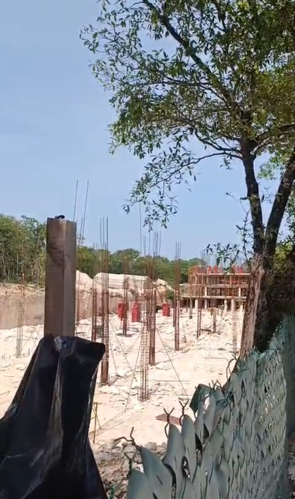Desarrollos inmobiliarios clausurados en Playacar habrían continuado su construcción, según imágenes de dron.