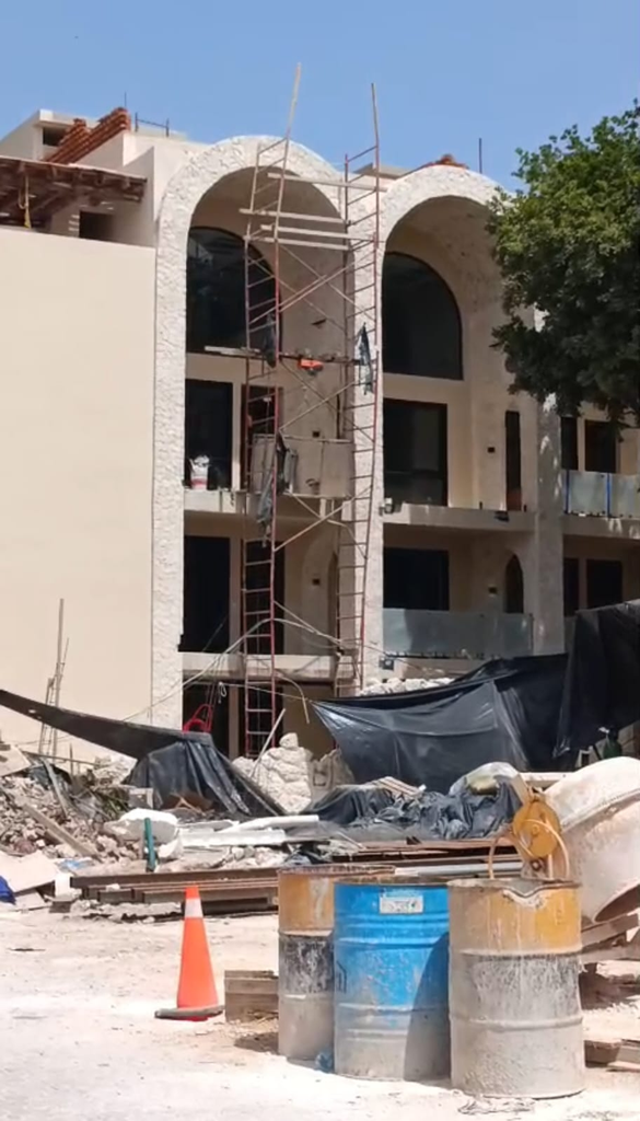Desarrollos inmobiliarios clausurados en Playacar habrían continuado su construcción, según imágenes de dron.
