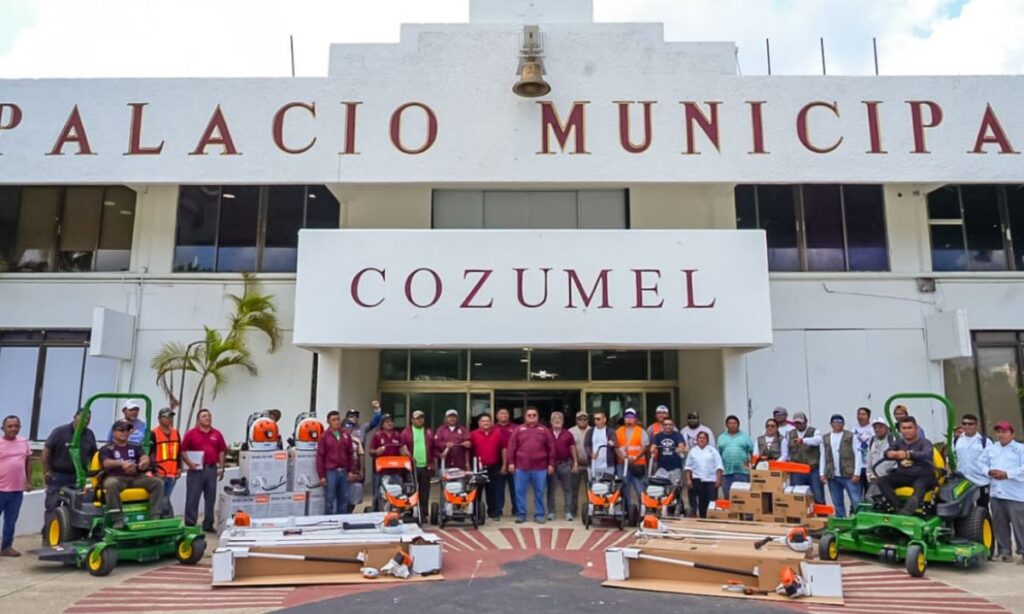 Entregan maquinaria para mantenimiento de espacios públicos en Cozumel