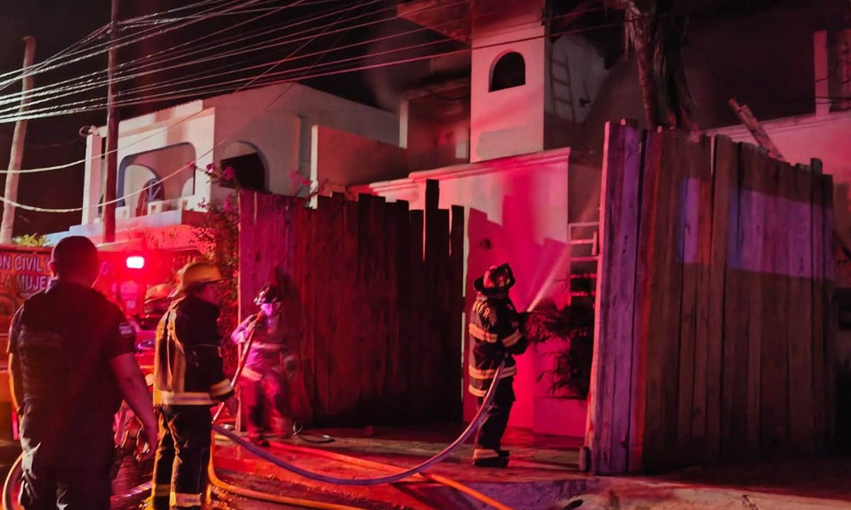 Incendio en casa de Isla Mujeres moviliza a Protección Civil y Bomberos