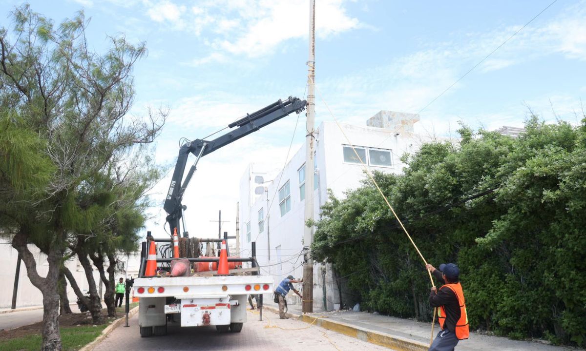 Inician retiro de postes eléctricos en Isla Mujeres tras concluir soterramiento en avenida Juárez