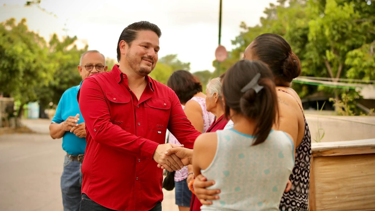 Farid Rentería anunció su registro como aspirante a la coordinación municipal de Morena en Playa del Carmen.