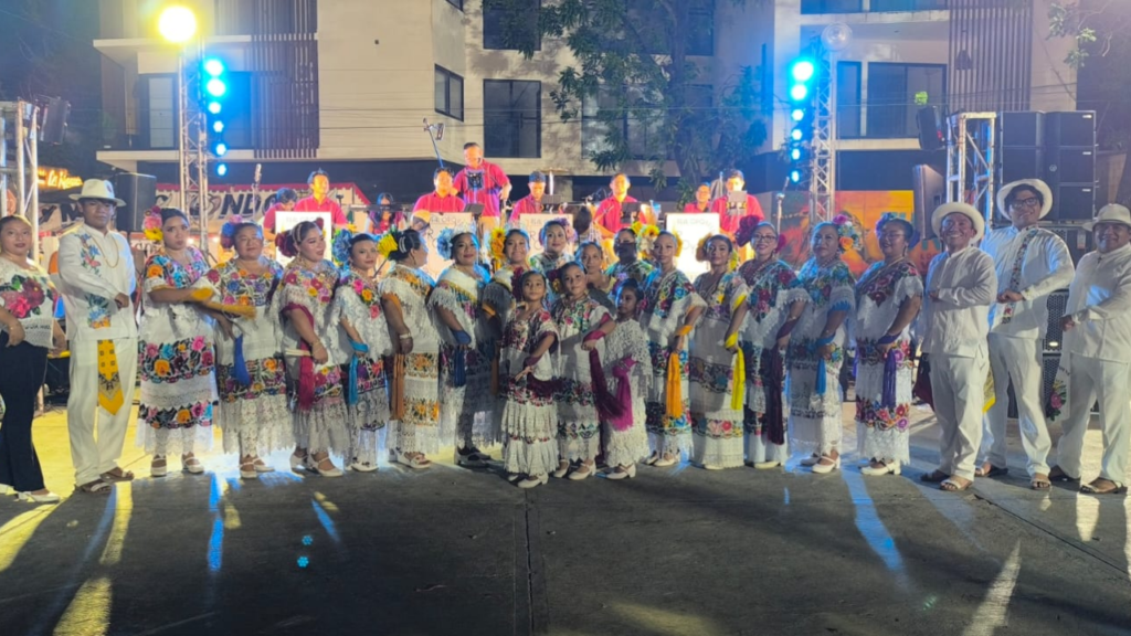 El grupo “Ka’a sijil” enseña jarana a niños y jóvenes descendientes de familias mayas en Tulum.