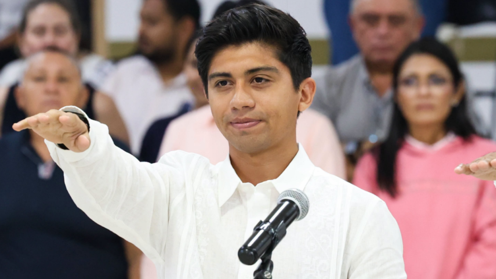 Juan Arena, nuevo alcalde de Puerto Aventuras, durante la sesión extraordinaria del Cabildo.