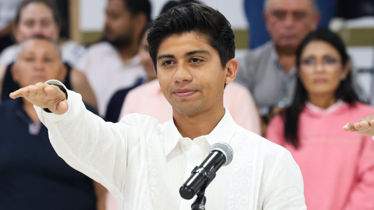 Juan Arena, nuevo alcalde de Puerto Aventuras, durante la sesión extraordinaria del Cabildo.