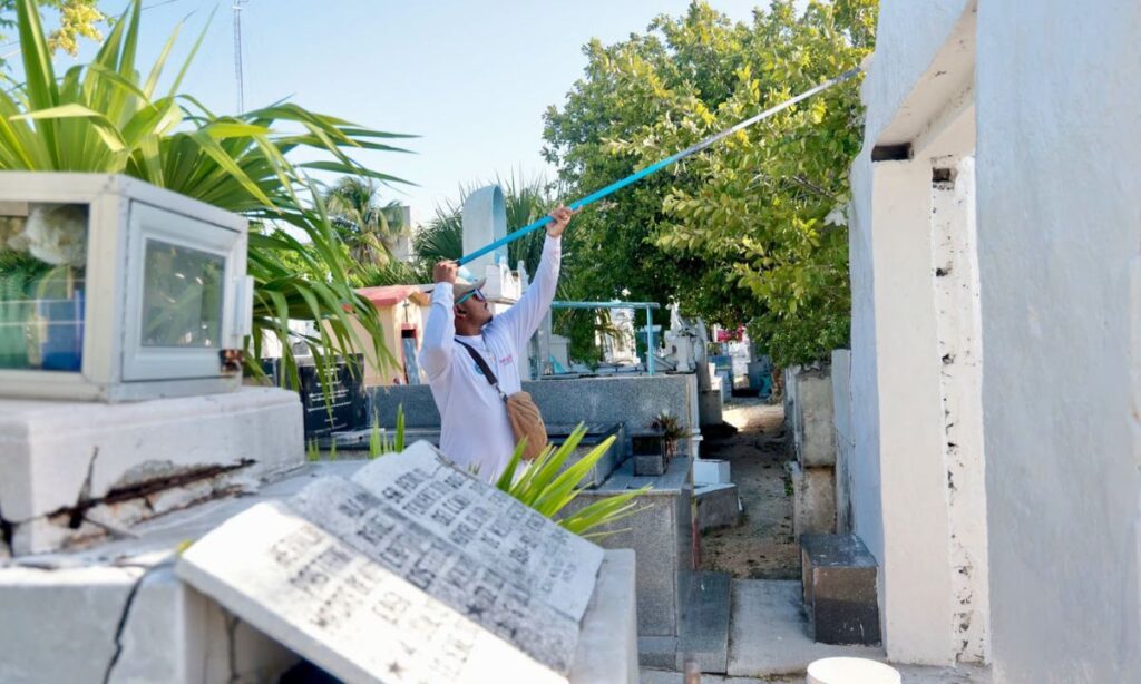 Realizan limpieza de cementerios en Isla Mujeres previo al Día de Muertos