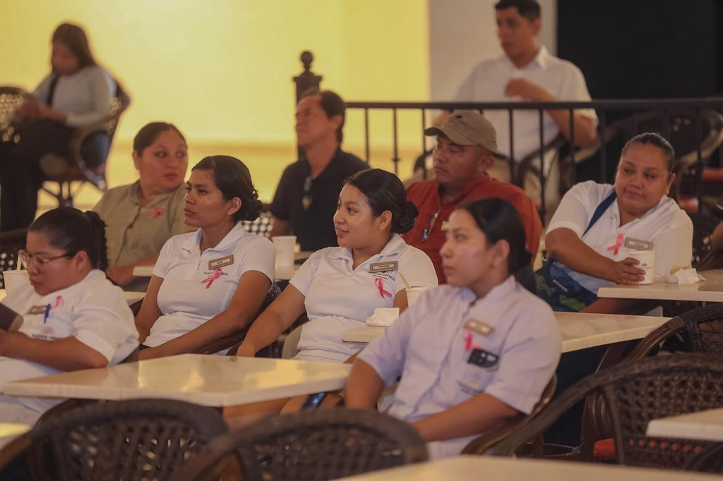 El DIF Playa del Carmen impartió una plática de prevención del cáncer de mama en el sector hotelero.