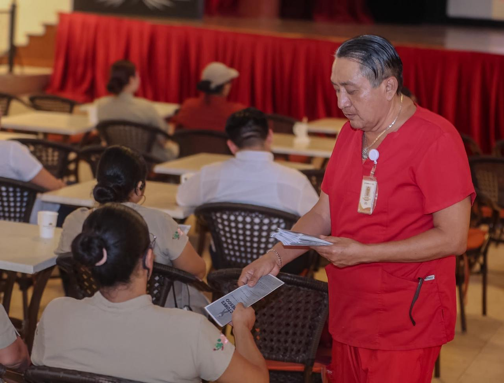 El DIF Playa del Carmen impartió una plática de prevención del cáncer de mama en el sector hotelero.