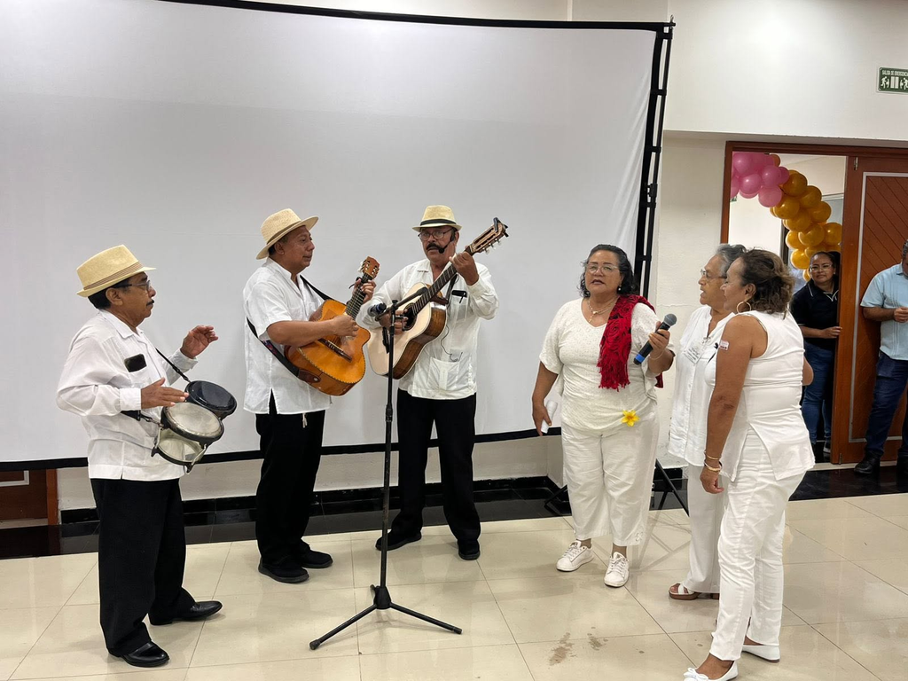 Músicos en Playa del Carmen actualizan su padrón para tocar en la Quinta Avenida.