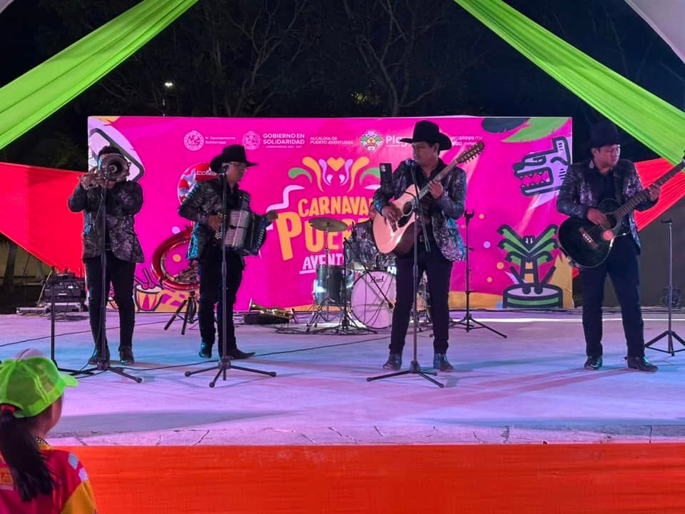 Músicos en Playa del Carmen actualizan su padrón para tocar en la Quinta Avenida.