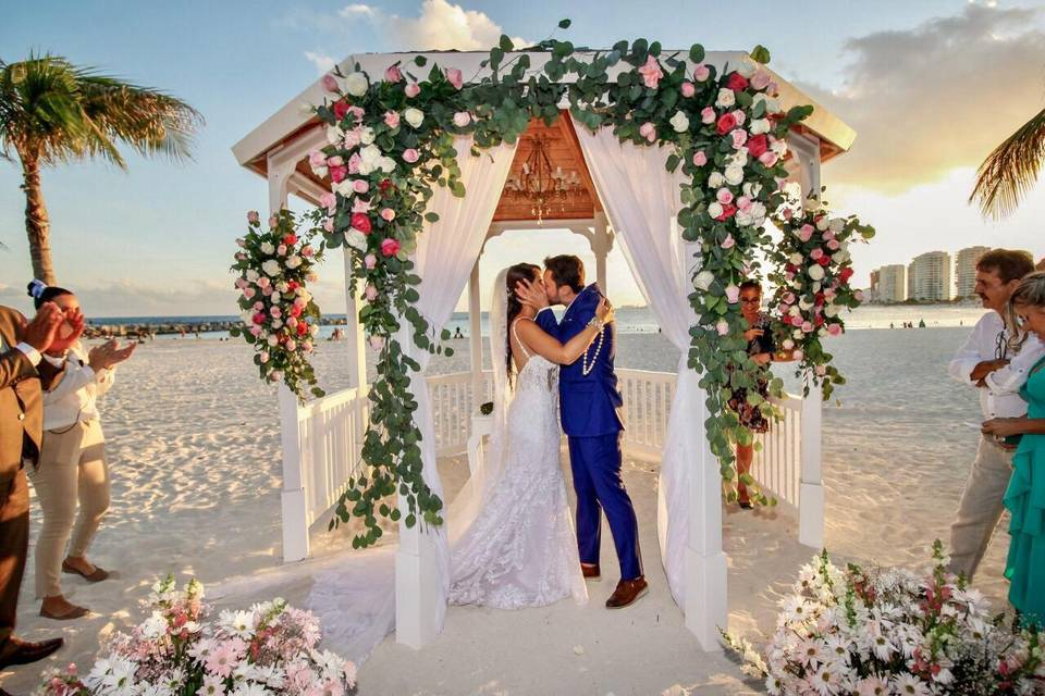 La Diócesis de Cancún-Chetumal alertó sobre falsos sacerdotes en hoteles de Cancún que ofrecen ceremonias de boda.