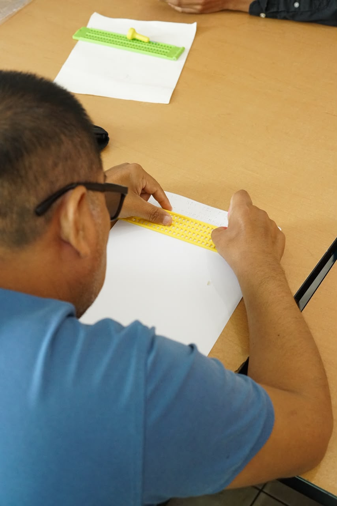 Así son los talleres gratuitos de Braille en Playa del Carmen, impartidos en la Biblioteca "Jaime Torres Bodet".