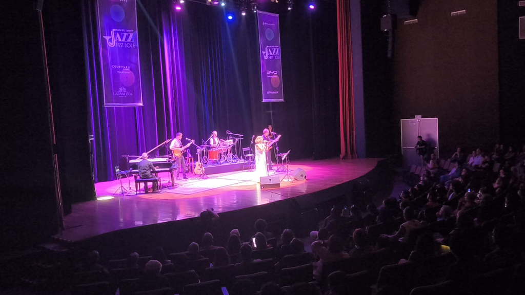 Sole Giménez cerró los conciertos del Playa del Carmen Jazz Fest 2026 en el Teatro de la Ciudad.