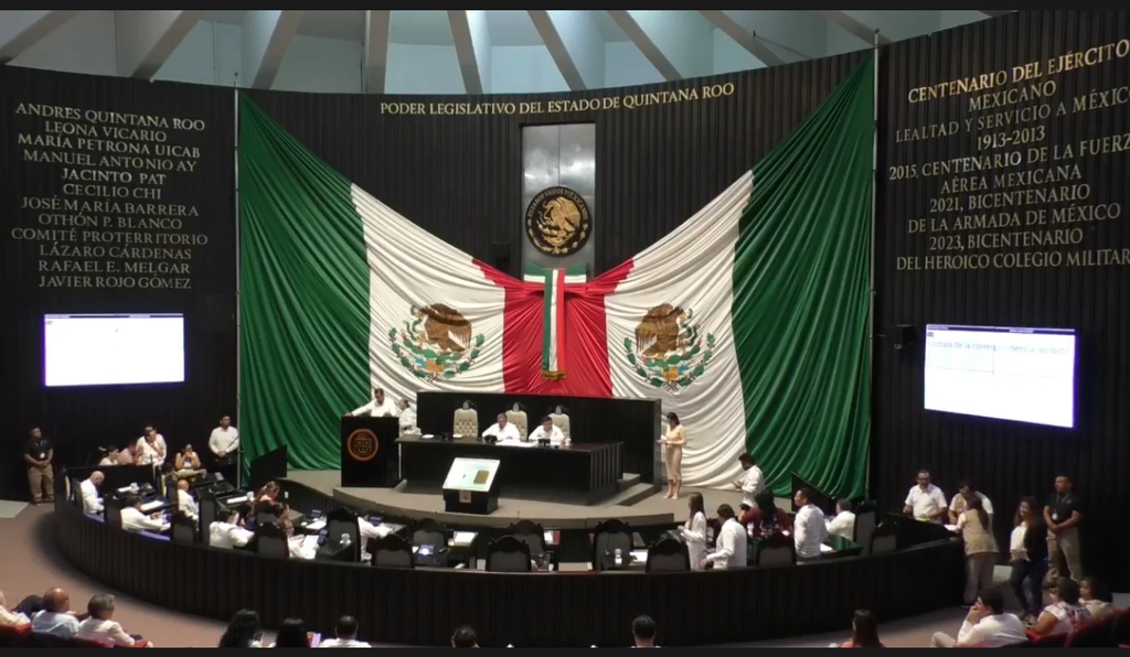 Autoridades estatales conmemoraron el 52 aniversario de Quintana Roo como Estado Libre y Soberano.